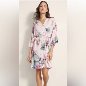 Soma Cool Nights Short  Robe in Mystical Blooms Rose. Size S/M.